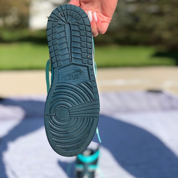 Jordan 1 Retro High Hyper Jade Metallic Silver - Picture 5 of 7